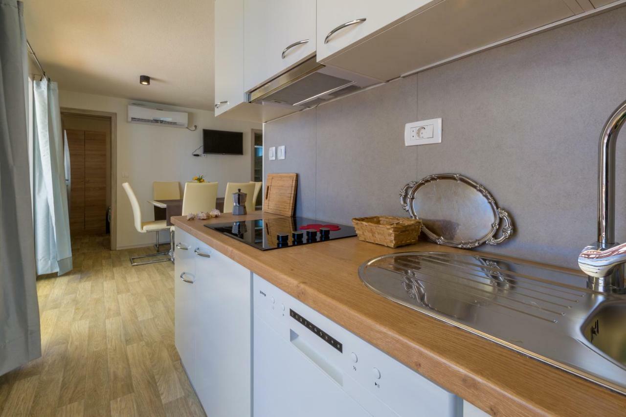 Mobile Homes Pine Tree Dobropoljana ภายนอก รูปภาพ