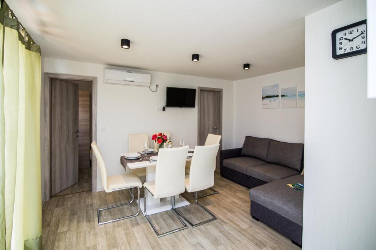 Mobile Homes Pine Tree Dobropoljana ภายนอก รูปภาพ