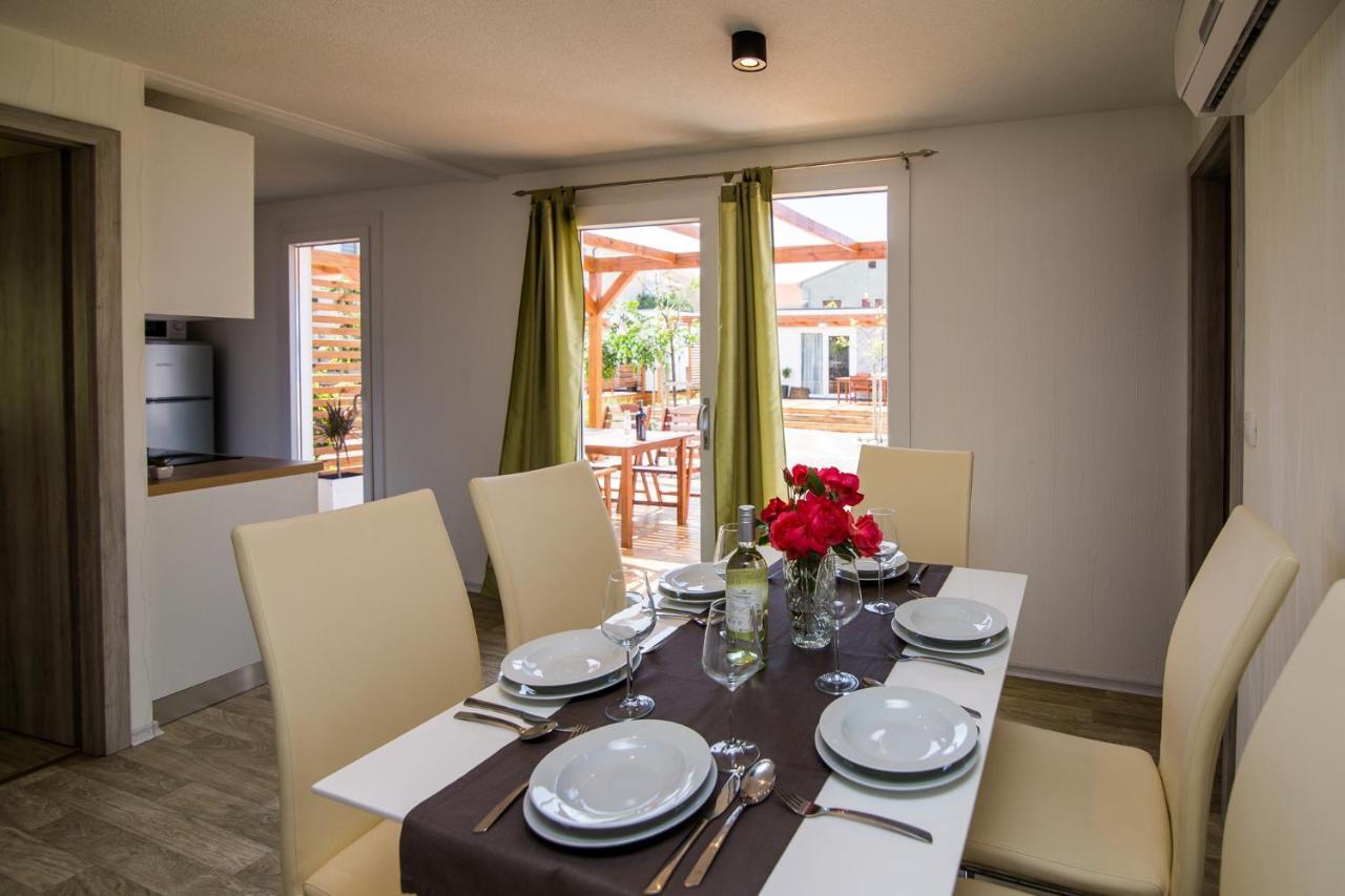 Mobile Homes Pine Tree Dobropoljana ภายนอก รูปภาพ