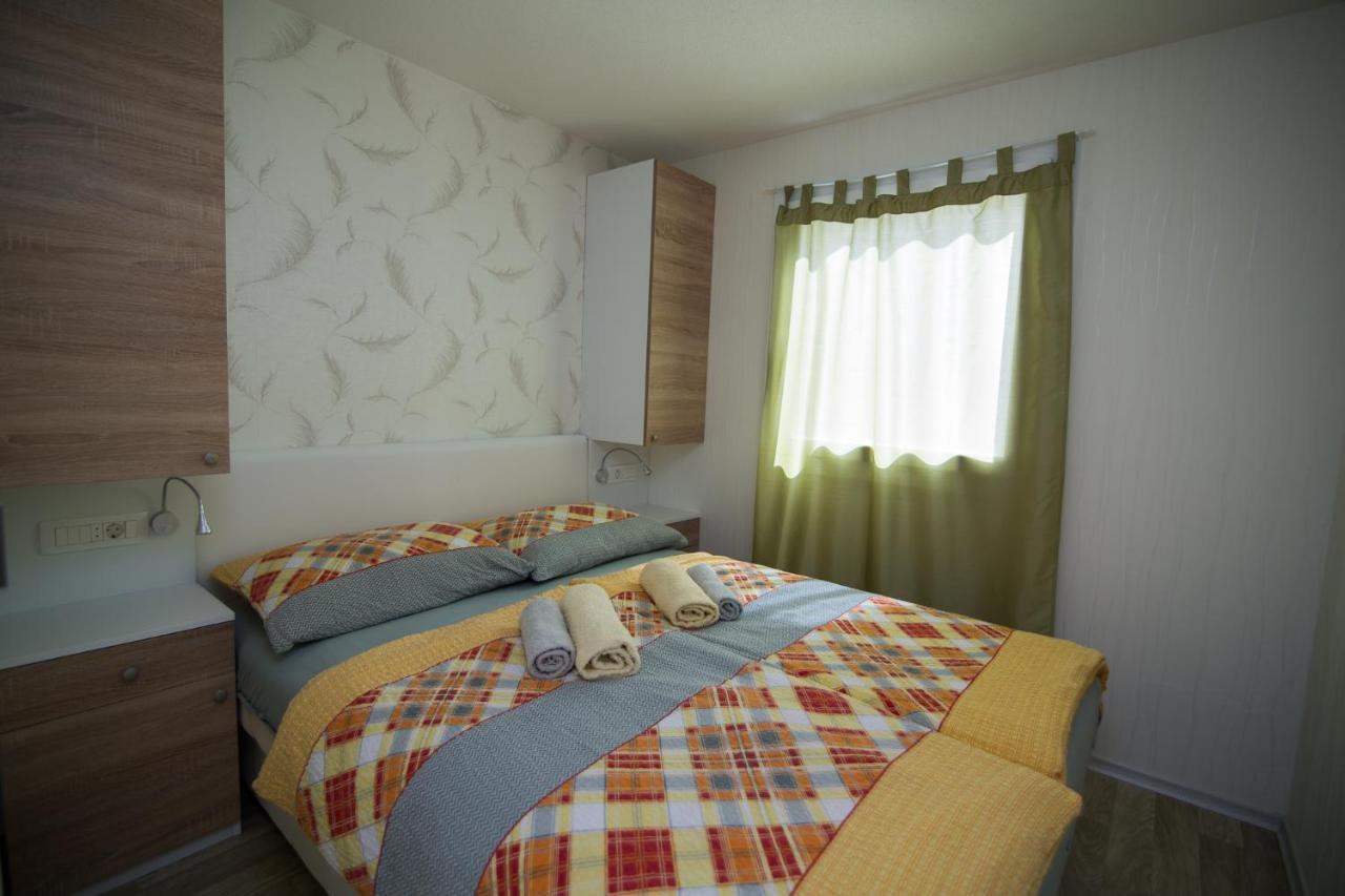 Mobile Homes Pine Tree Dobropoljana ภายนอก รูปภาพ