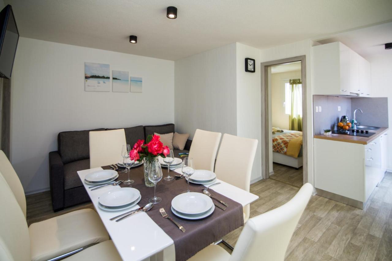 Mobile Homes Pine Tree Dobropoljana ภายนอก รูปภาพ